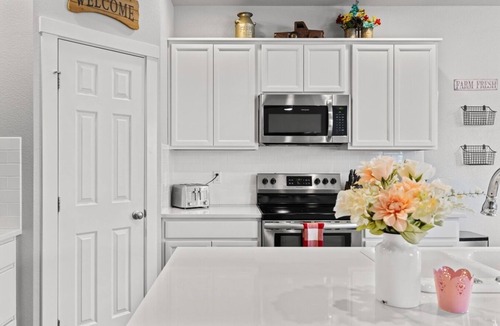 Caldwell House | Playset- Family Friendly- Sleeps 10- BBQ