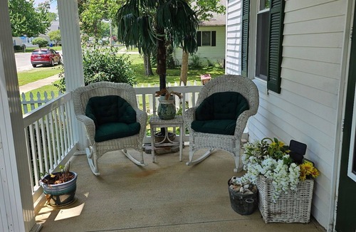 Carlyle House | Pleasant 2-bedroom 2-bath house with AC in Carlyle