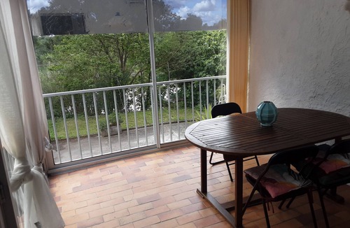 Moussac Apartment | Pleasant and peaceful apartment in a white house.