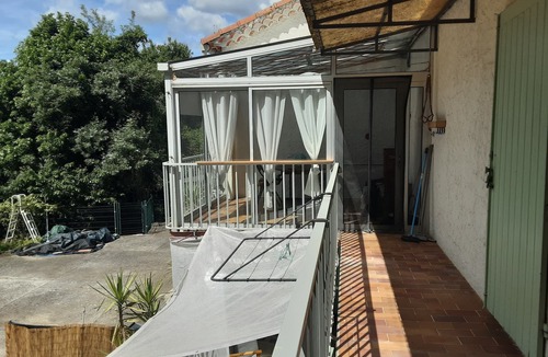 Moussac Apartment | Pleasant and peaceful apartment in a white house.