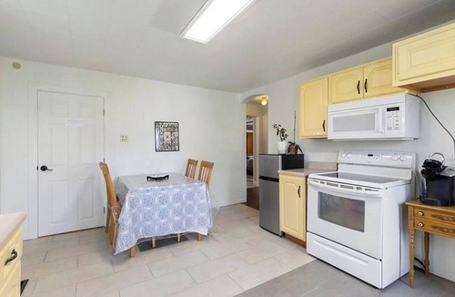 Avalon House | Pleasant Getaway in Avalon, PA