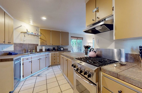 Larkspur House | Pleasant PNW retreat with enclosed yard, grill, & W&D - dogs ok, near skiing