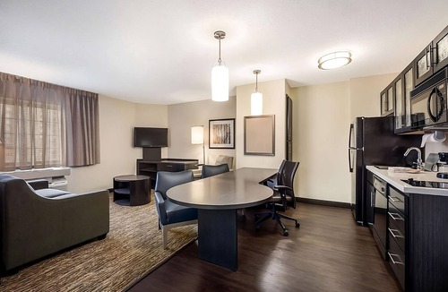 Waukegan Apartment | Pleasant Stay, Convenient Location! 2 Spacious Units, Full Kitchen, Pets Allowed