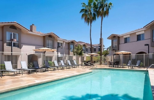 Tempe Hotel | Pleasant Stay, Convenient Location! Full Kitchen, Outdoor Pool, Free Breakfast