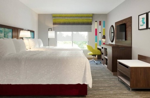 Tigard House | Pleasant Stay, Convenient Location! FREE Parking, Free Daily Breakfast, Pool