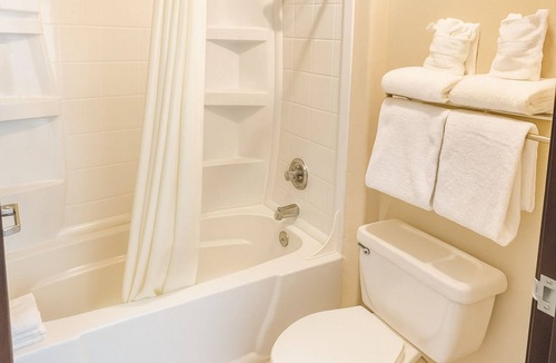 Window Rock Hotel | Pleasant Stay! Free Breakfast, Parking, Pets Allowed, Near Cultural Center!