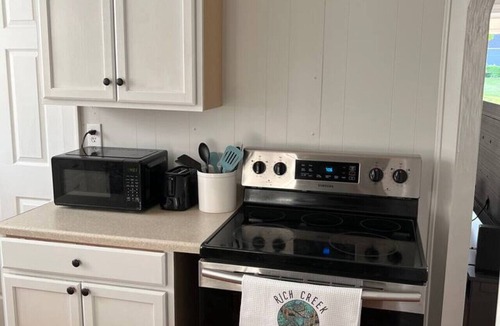 Rich Creek House | Pleasant stay with 2 bedrooms & plenty of parking