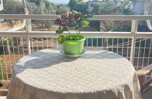 Saronida Apartment | Pleasant studio with balcony near the sea