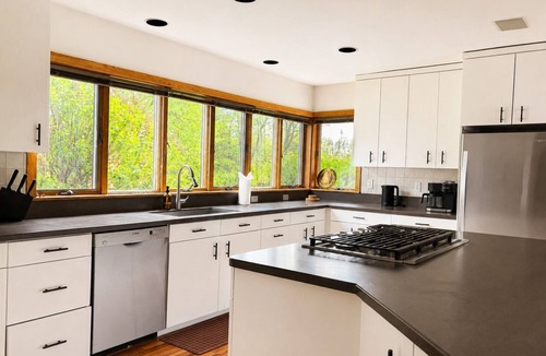 Pleasant Valley House | Pleasant Valley Pines w/huge deck and pool!