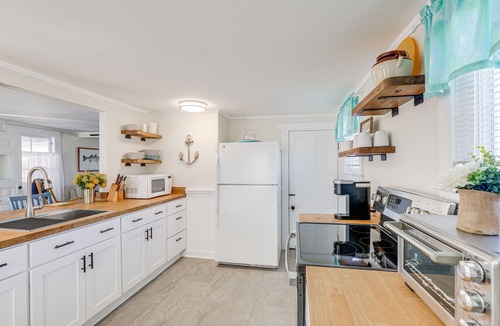 Newbury House | Plum Island Retreat ~ 1-Block Walk to Beach!