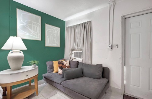 Bryant House | Plush King Bed Xtra Clean Stay