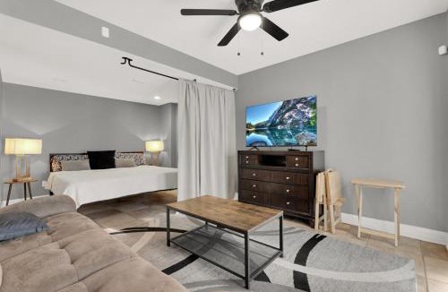 Lakewood Apartment | Plush Mins from HCA, Asc St Vincent & Everbank