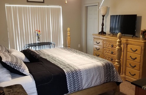 Ludlam Bed & Breakfast | Plush Suite -Private Entrance-Kitchen-Bath