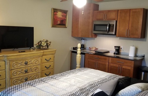 Ludlam Bed & Breakfast | Plush Suite -Private Entrance-Kitchen-Bath