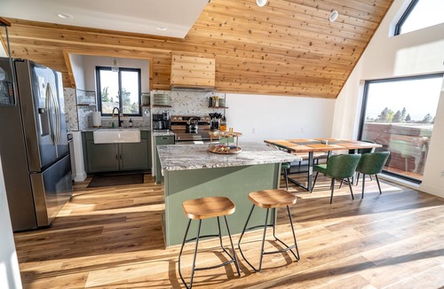 Chiloquin Cabin | PNW AFrame|Hottub|Mtn&LakeViews|Game Room|Theatre|