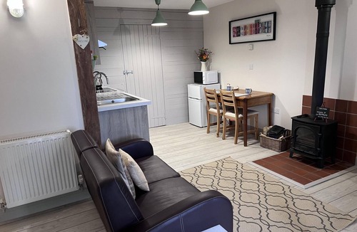 Newport House | Poachers Hut 1-bed Cottage, Sleeps 2, Pet Friendly