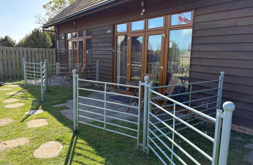 Shorwell House | Poachers Hut 1-Bed Cottage Sleeps 2 Pet Friendly