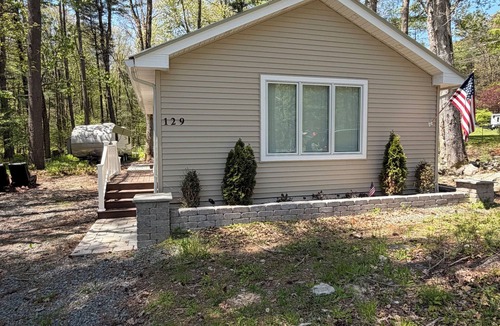 Hawley House | Pocono Ember Nest in the Heart of Hawley