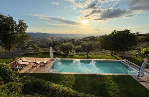 Scansano Villa | PODERE TORRICELLE 69B INDEPENDENT COUNTRY COTTAGE for max 4, pool, jacuzzi, bbq, 2 bedrooms and 1 bathroom, 2nd bathroom by pool-under request extra room in the main villa with private bathroom, kitchen ,bbq, see PODERE TORRICELLE 69B FULL SERVICED ROOM