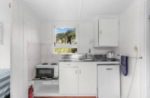 Pakiri Cabin | Pohutukawa Cottage - Seclusive cabin hideaway