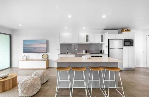 Buddina Apartment | Point Cartwright Penthouse - Ocean and River Views