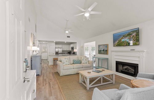 Demere Park House | Point Five, sleeps 9 and has a Pool!