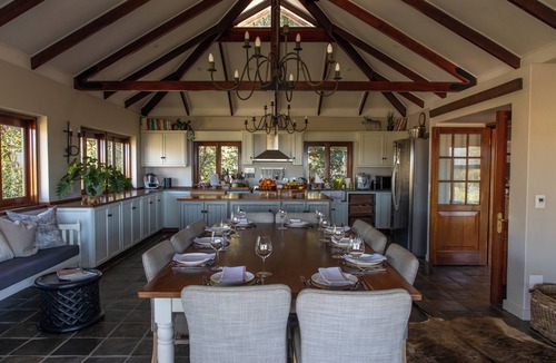 Constantia Villa | Pointers Villa with views of the vineyards, ocean and breathtaking sunrises