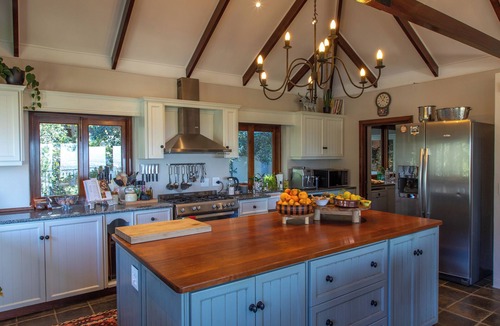 Constantia Villa | Pointers Villa with views of the vineyards, ocean and breathtaking sunrises