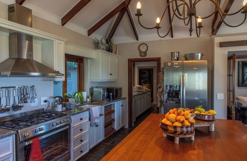 Constantia Villa | Pointers Villa with views of the vineyards, ocean and breathtaking sunrises