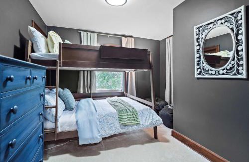 Berea House | Poker-Bar-Shuffleboard-Firepit-Walkable-Sleeps 10