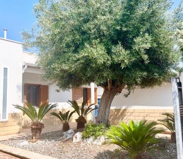 Polignano a Mare Villa | Polignano Villa with Jacuzzi, Garden & Parking