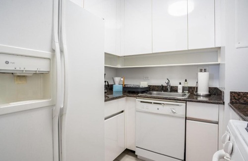 Sutton Place Apartment | Polished 2BR in E Midtown w Concierge Near Park