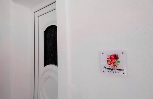 Emporio Apartment | Pomegranate Tree House 1.5km from Black Beach