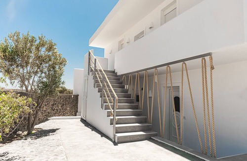 Emporio Apartment | Pomegranate Tree House 1.5km from Black Beach