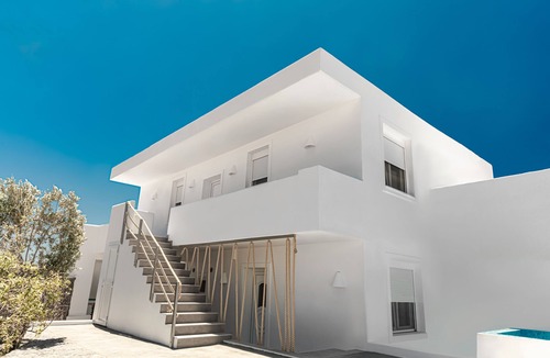 Emporio Apartment | Pomegranate Tree House 1.5km from Black Beach