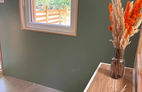 Lachapelle-sous-Chaux Cabin | pond-side cottage