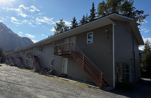 Seward Apartment | Pond Studio Apartments
