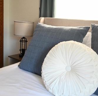 Dundee Villa | Pondside Abode