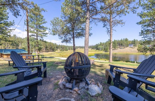 Custer Apartment | Pondside Lodge: Hottub + Sauna + Firepit + Game Room
