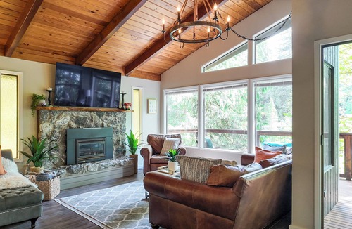 Glacier House | Pondside Snowline Cabin: Private Hot Tub + Ski + Hike + Pool M-Th