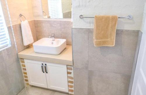 Parys Apartment | Pont de Val Riverside accommodation