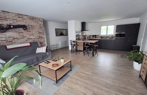 Eyrans House | Pont Neuf industrial-style gîte with spa
