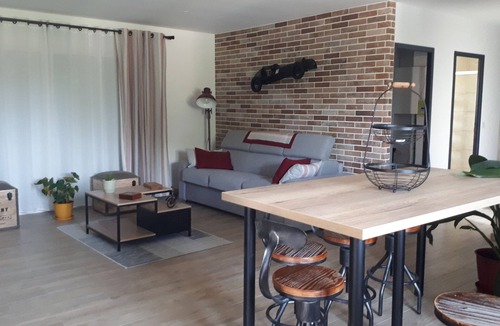 Eyrans House | Pont Neuf industrial-style gîte with spa