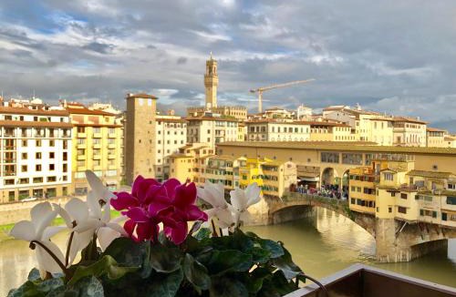 Oltrarno Apartment | Ponte Vecchio View Luxury Apartment