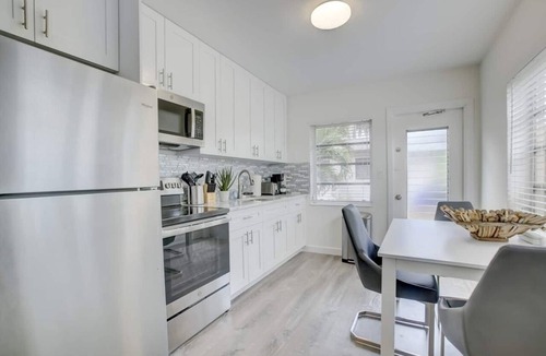 Middle River Terrace Apartment | Pool Access ~ Free Parking ~ Smart TV ~ Wifi