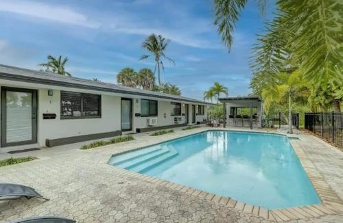 Middle River Terrace Apartment | Pool Access Free Parking Smart TV Wifi