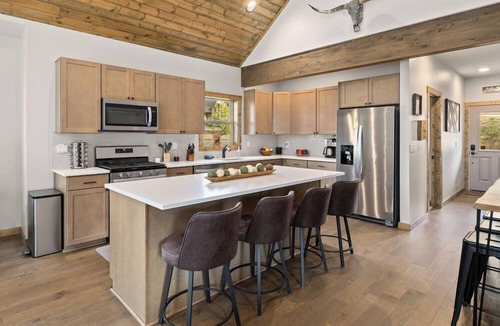 Ronald House | Pool Access+Mins 2 Lake (Pet/GameRm/HotTub) + 1PM Check In/Out