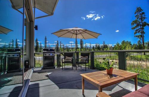 Rendezvous House | Pool Access & Mtn View! Luxe WP Cabin, Near Trails