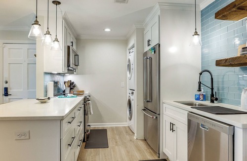 Demere Park Condo | Pool Access! St Simons Island Getaway w/Balcony