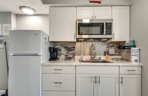 Crescent Beach Condo | Pool Access: 8th-Floor Condo on North Myrtle Beach
